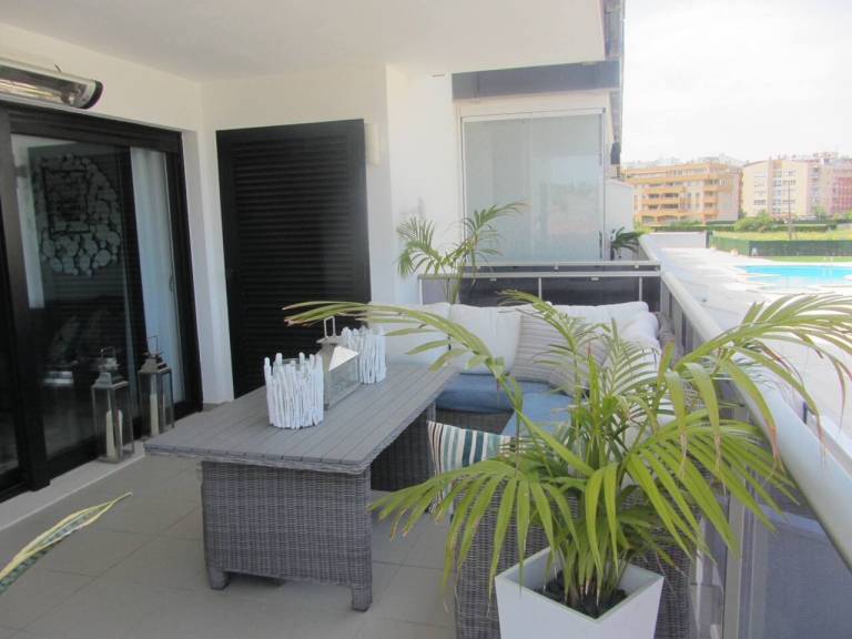City Apt - Sleeps 4, Community Pool & Parking — photo 3