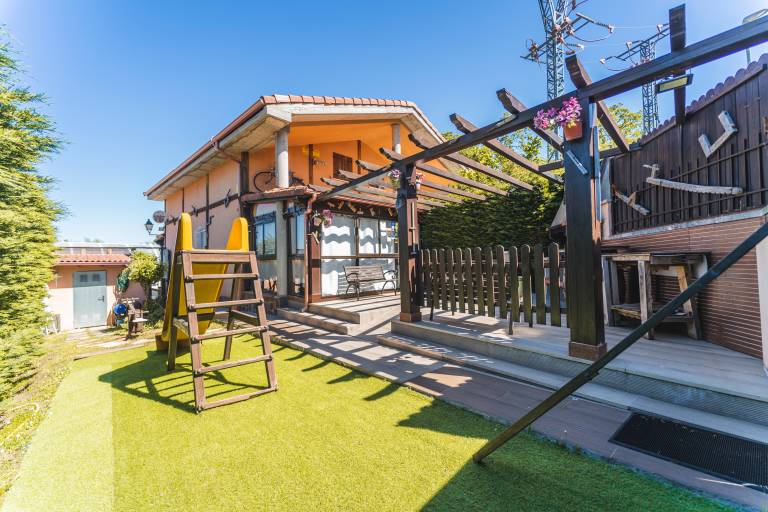 Rental apartment with garden, private pool & barbecue in Burgos