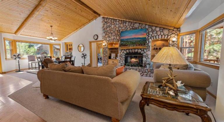 Kubo Del Sol - DREAM LOCATION WITH HOT TUB! Beautiful, light and bright log cabin! — photo 3
