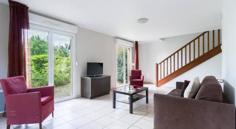 Serviced apartment with patio & pool — photo 2