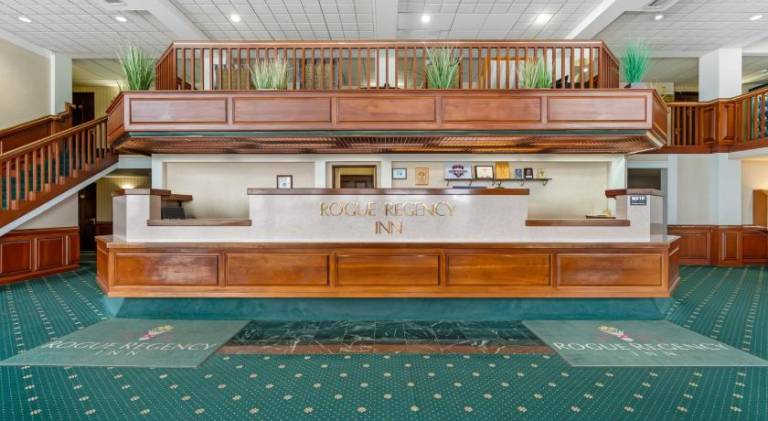 Rogue Regency Inn & Suites — photo 4