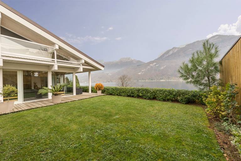 Villa with garden & patio | Lake view — photo 3