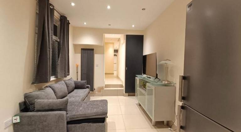 Lovely rental apartment with hot tub | Close to Cardiff Castle | Dogs allowed — photo 2