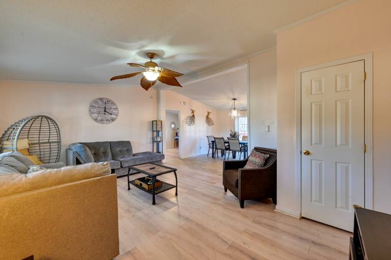 9 Mi to ECU: Pet-Friendly Greenville Home w/ Deck — photo 4