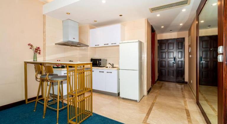 Serviced apartment with terrace & pool | Suitable for remote work | Pets allowed — photo 4