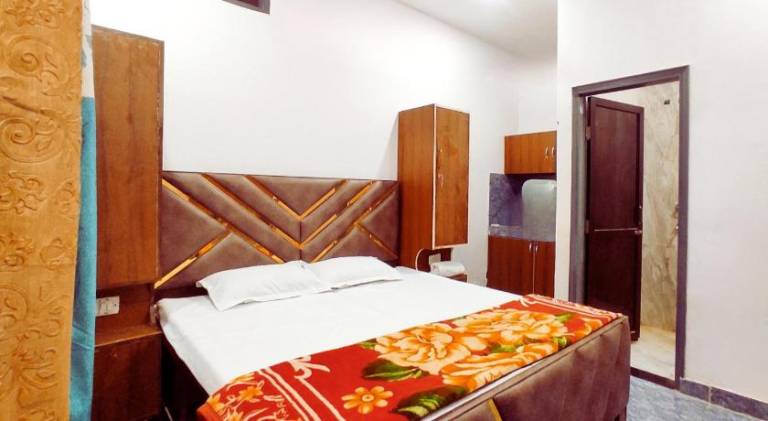 SKYLINE HOMESTAY & SHIV GUEST HOUSE By Skyline Properties For Families Students Couples & Corp