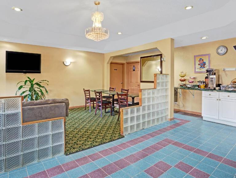 Travelodge by Wyndham Forest Park Atlanta South — photo 3