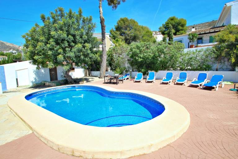 Villa with barbeque, private pool & yard | City view in Alicante