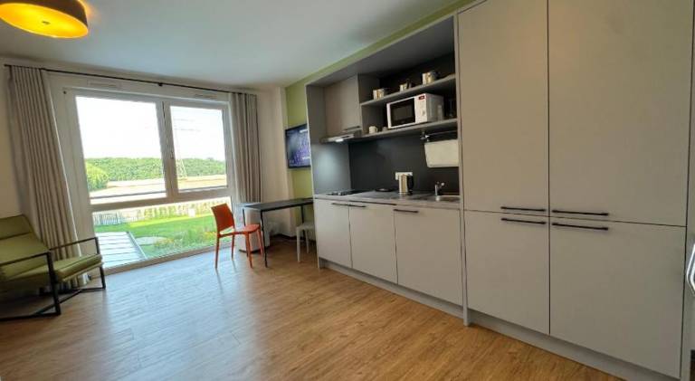 Serviced apartment with garden & patio — photo 4