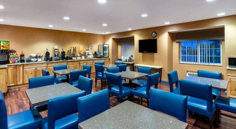 Microtel Inn & Suites by Wyndham Raton — photo 4