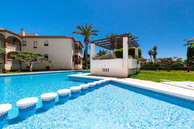 Holiday apartment with pool, yard & patio — photo 3