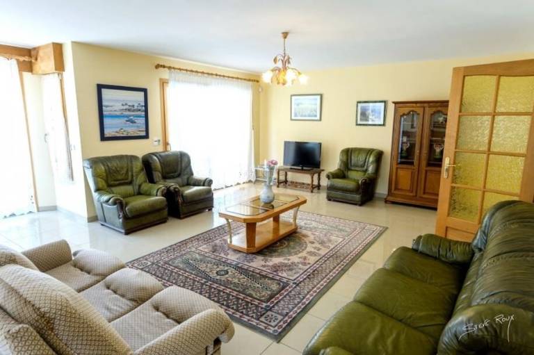 Family-friendly nice villa with barbeque, yard & patio | Pool view | Beach nearby | Dogs allowed — photo 5