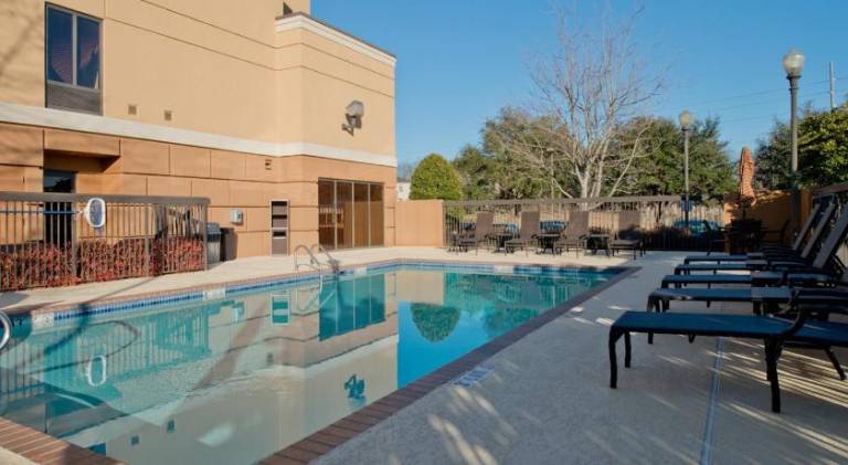 Russell Inn and Suites — photo 4