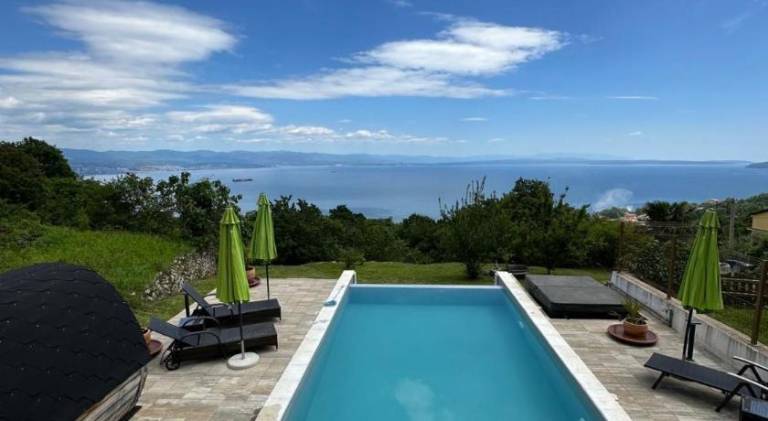 Vacation home with jacuzzi & pool — photo 2
