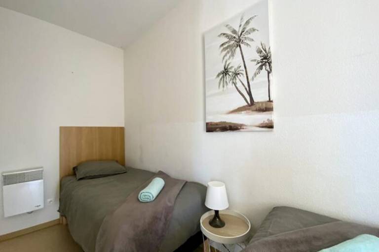 Rental apartment with yard, pool & patio in Millau