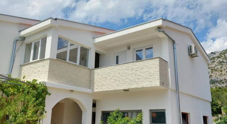 Apartment with grill, garden & terrace in Starigrad