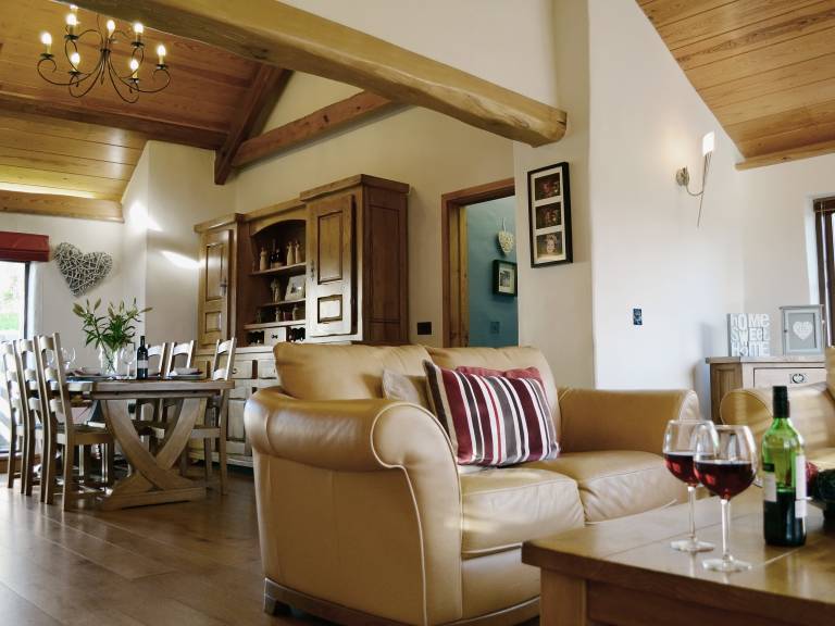 Cottage with garden, grill & hot tub — photo 4