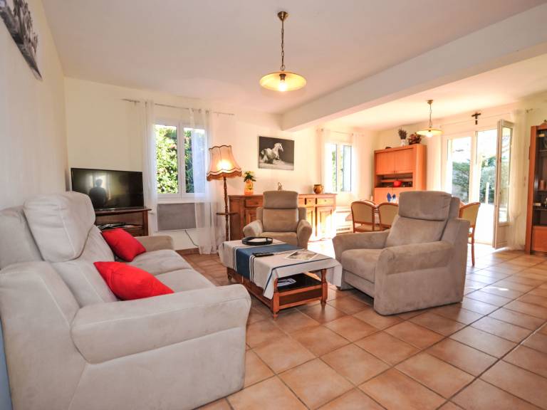 House with barbecue, garden & patio — photo 2