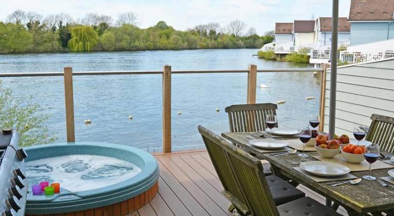 Charming vacation home with hot tub | Pets allowed — photo 3