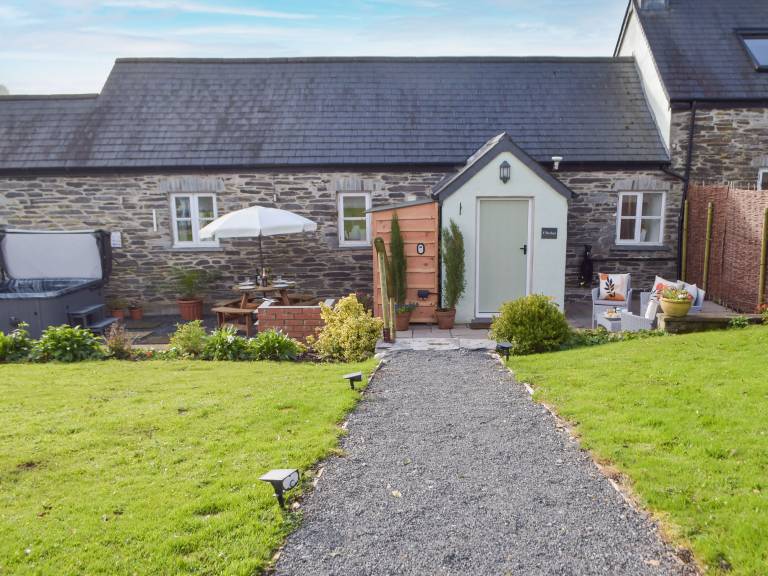 Family-friendly beautiful cottage with garden & BBQ | Pet-friendly in Carmarthen