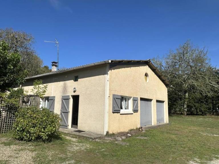 Gite with barbecue, terrace & yard — photo 2