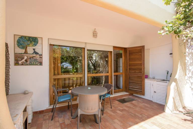 Rental apartment with fast internet, garden & grill | Garden view in Lagos