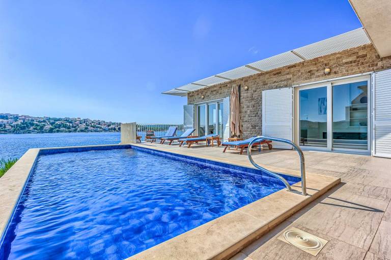 Villa La Perla - beachfront villa for ten, private pool and amazing views by MyWaycation — photo 4