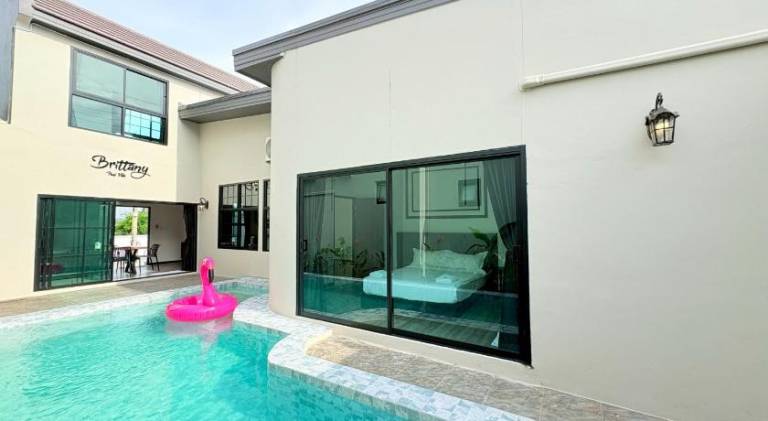 Villa with pool, garden & terrace in Sattahip