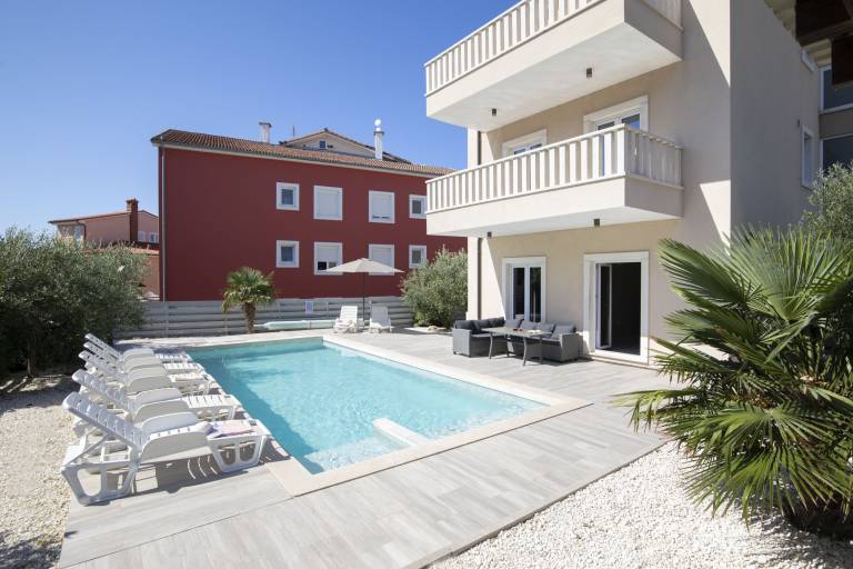 Family-friendly villa with sauna, private pool & patio | Water view | Pets allowed — photo 3