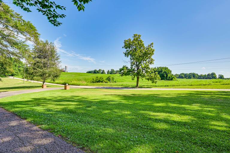 Golf Course Views & Games Galore - Vine Grove Gem! — photo 3