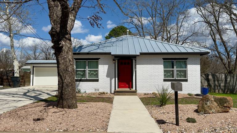 House with grill — photo 2