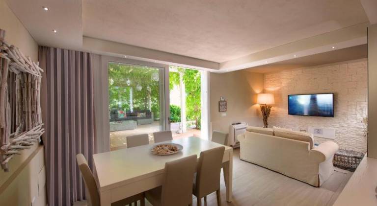 Apartment with jacuzzi — photo 2