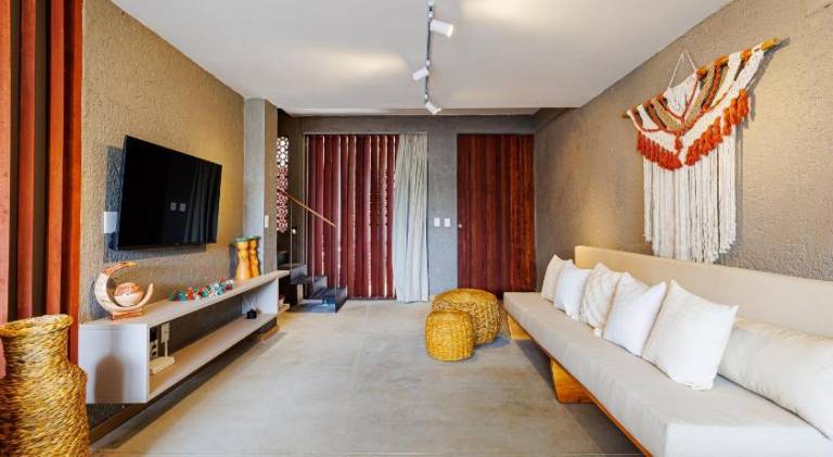 Vacation home with jacuzzi & pool — photo 2