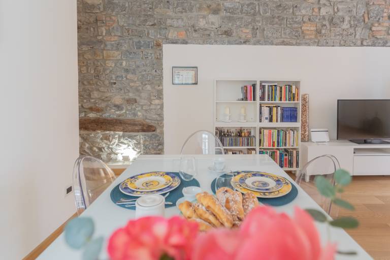 Apartment with patio | Close to Como Cathedral | City view — photo 2