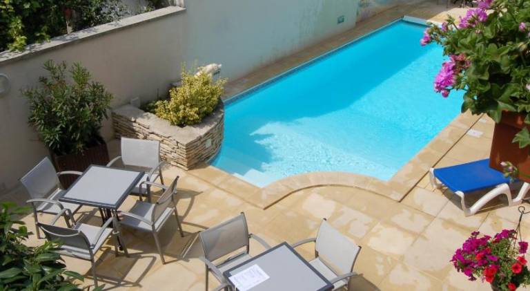 Logis Hotel Au Tambour in Tinqueux