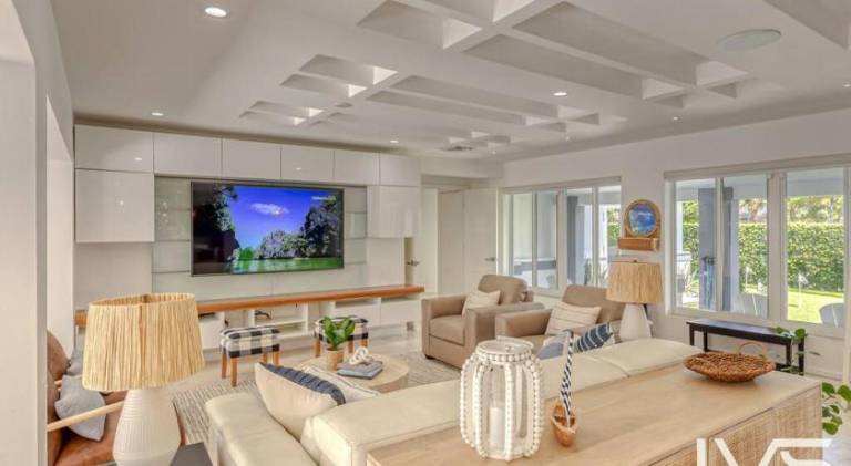 Imperial Waterfront Villa- Walk to Beach Pool & Spa — photo 3