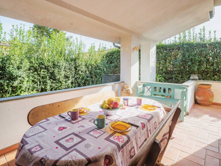 Vacation home with terrace, yard & barbeque — photo 3