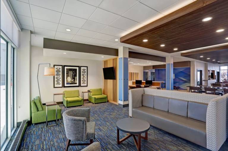 Holiday Inn Express & Suites Lenexa Overland Park Area by IHG