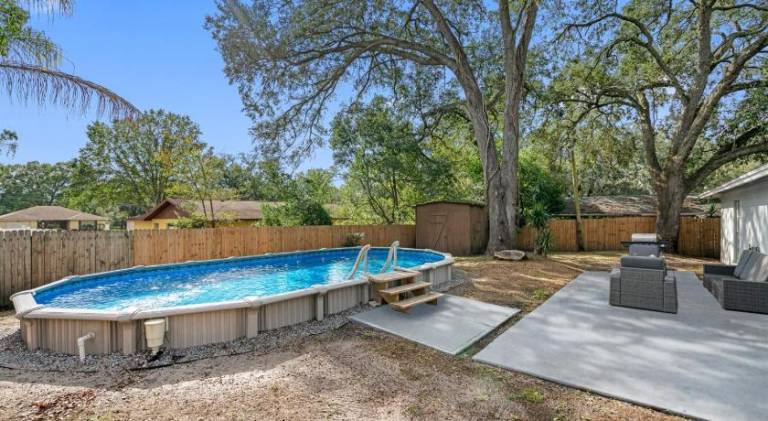 Vacation home with pool — photo 4