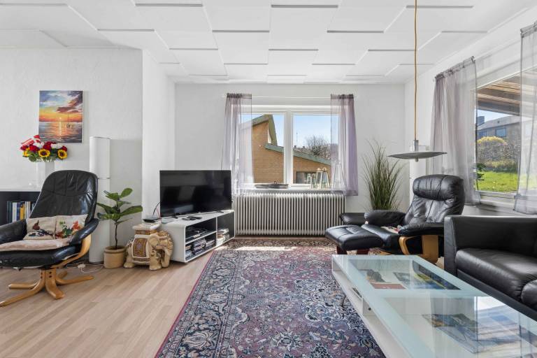 Family-oriented beautiful villa with patio, hot tub & yard | Sea view | Dogs allowed — photo 4