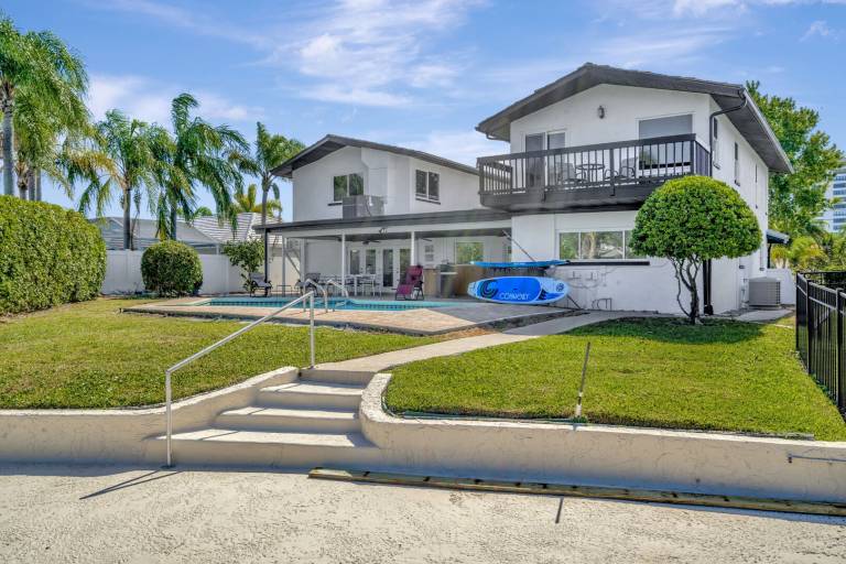 House with pool, yard & patio — photo 3