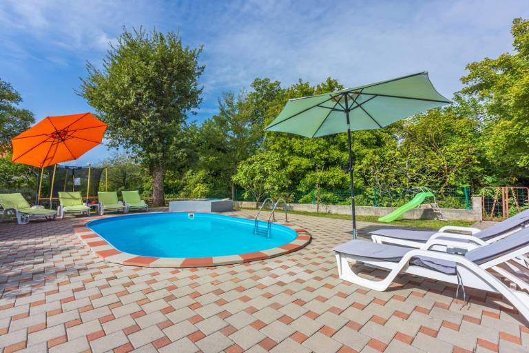 House with private pool, barbeque & patio — photo 3