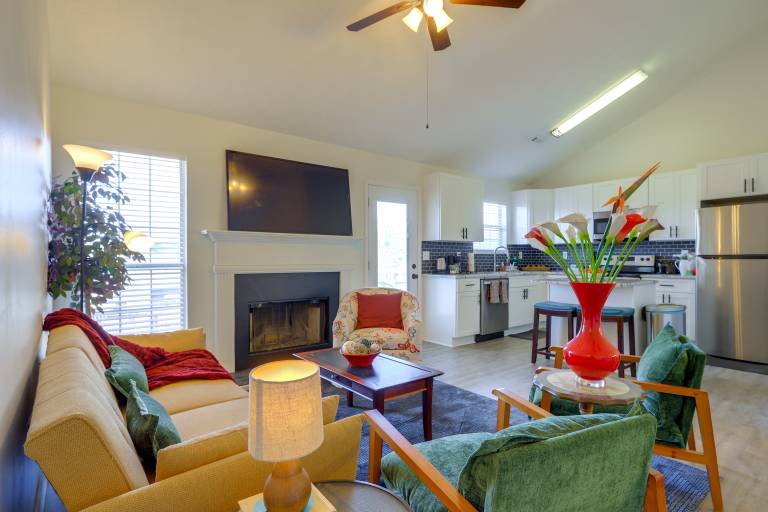 2 Mi to Town Bright Home w Deck in McDonough