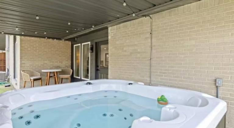 House with hot tub — photo 5