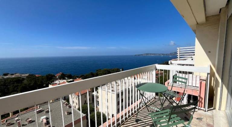 Pleasant holiday apartment with patio | Beach nearby | Dogs allowed in Èze