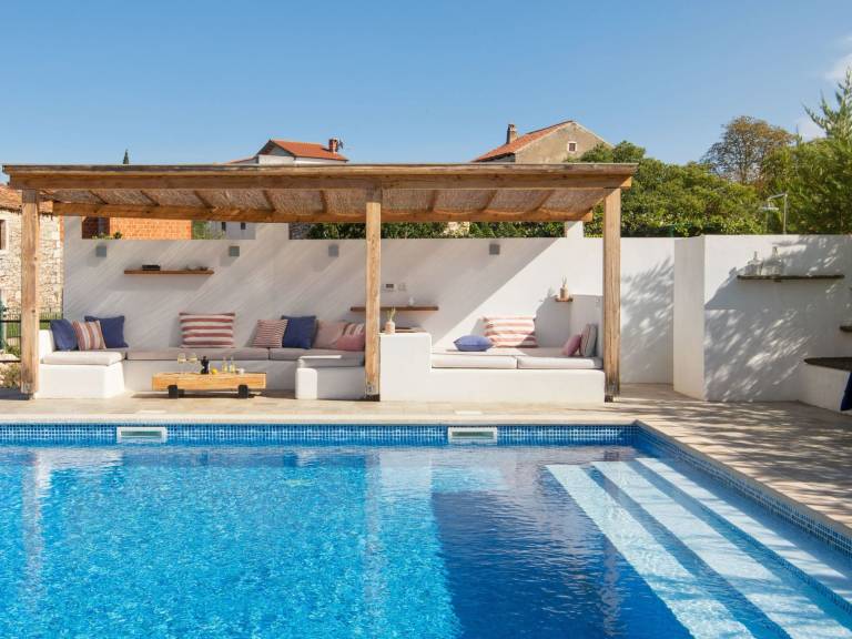 Vacation home with barbecue & private pool — photo 3