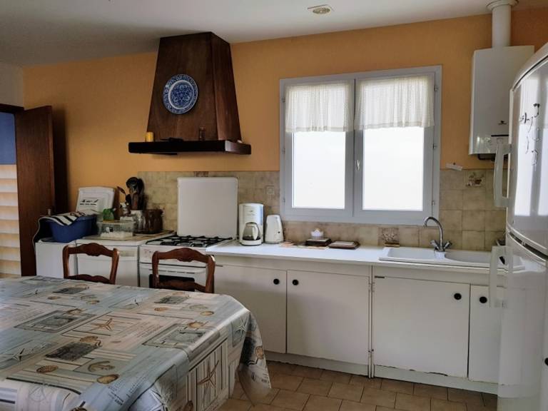 Charming Family Home near the Beach - Pets Welcome — photo 4