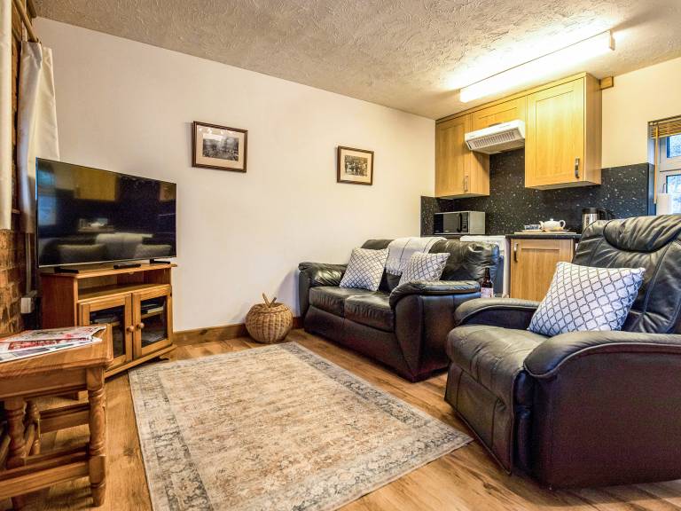 Family-oriented cottage with yard | Pet-friendly — photo 2