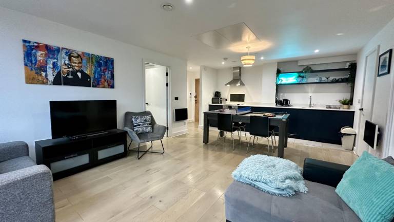 Holiday apartment with yard & patio | Close to Museum of Science and Industry | Pets are welcome — photo 2