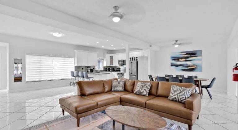 Ample vacation home with pool | Pet-friendly — photo 3